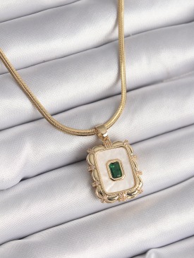 Erb 316L Çelik Gold Renk İtalyan Zincir Beyaz Sedefli Portre Model Zümrüt Taş Detay Kadın Kolye