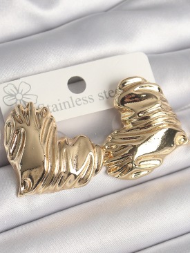 Erb Pirinç Gold Renk İşlemeli Kalp Model Kadın Küpe
