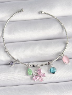 Erb Pirinç Gümüş Renk Pembe Zirkon Taşlı Kelebek Figür Sallantı Detaylı Charm Kadın Bileklik