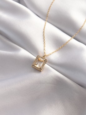 Erb 316L Çelik Taşlı Gold Renk Kare Tasarımlı Kolye