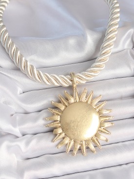 Erb Kırık Beyaz Halat Model Gold Renk Güneş Figürlü Pirinç Kolye
