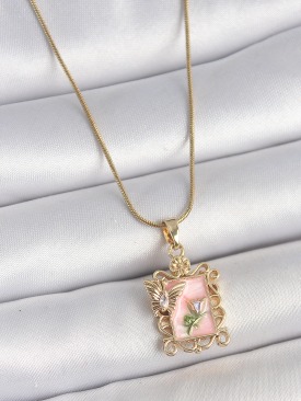 Erb 316L Çelik Gold Renk Zincir Pembe Mineli Çiçek İşlemeli Zirkon Taşlı Kelebek Detay Portre Model Kadın Kolye