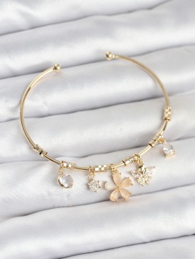 Erb Çiçek Ve Kelebek Charmlı Gold Renk Pirinç Kadın Bileklik