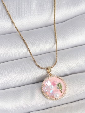 Erb 316L Çelik Gold Renk Zincir Zirkon Taşlı Pembe Mineli Çiçek İşlemeli İnci Detay Portre Model Kadın Kolye