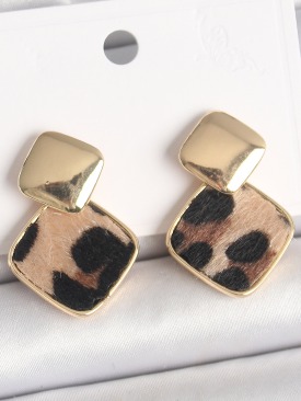 Erb Pirinç Gold Renk Sallant Kare Leopar Desen Model Kadın Küpe