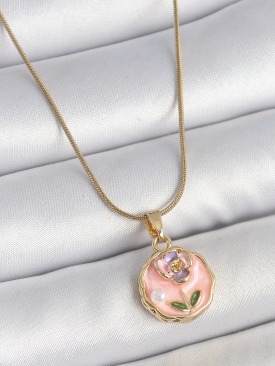 Erb 316L Çelik Gold Renk Zincir Pembe Minimal Çiçek İşlemeli İnci Detay Portre Model Kadın Kolye