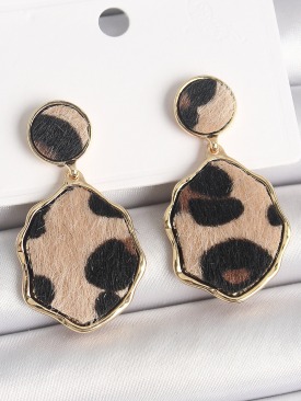 Erb Pirinç Gold Renk Sallantı Leopar Desen Plaka Model Kadın Küpe