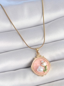 Erb 316L Çelik Gold Renk Zincir Pembe Mineli İncili Çiçek İşlemeli Portre Model Kadın Kolye