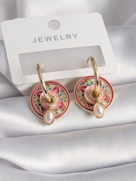 Erb Pirinç Gold Renk Pembe Kırmızı Renkli İnci Detay Motif Model Kadın Küpe