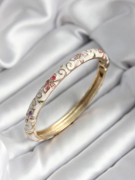 Erb Mineli Pirinç Beyaz Çiçek Desenli Gold Renk Kadın Kelepçe (çap 60 Mm)