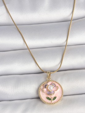 Erb 316L Çelik Gold Renk Zincir Pembe Çiçek İşlemeli İnci Detay Portre Model Kadın Kolye