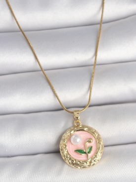 Erb 316L Çelik Gold Renk Zincir Pembe Çiçek İşlemeli Inci Detay Portre Model Kadın Kolye