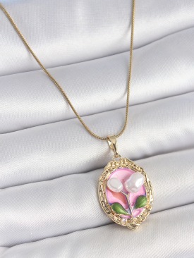 Erb 316L Çelik Gold Renk Zincir Pembe Mineli İncili Çiçek İşlemeli Portre Model Kadın Kolye