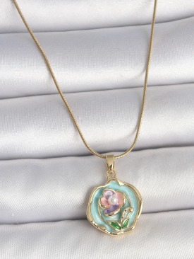 Erb 316L Çelik Gold Renk Zincir Turkuaz Pembe Mor Çiçek İşlemeli İnci Detay Portre Model Kadın Kolye
