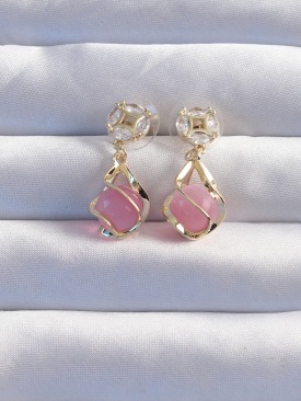 Erb Pirinç Gold Renk Zirkon Taşlı Pembe Küre Tasarımlı Küpe