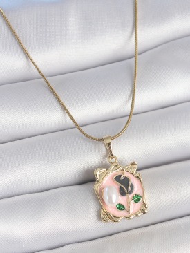 Erb 316L Çelik Gold Renk Zincir Pembe Mineli Çiçek İşlemli İnci Detay Portre Model Kadın Kolye