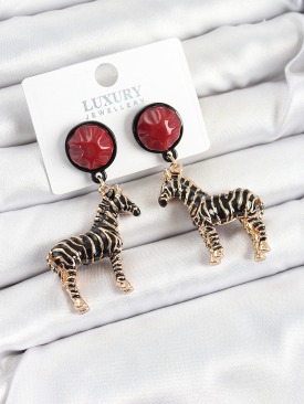 Erb Pirinç Bordo Sallantılı 3D Zebra Model Gold Renk Kadın Küpe