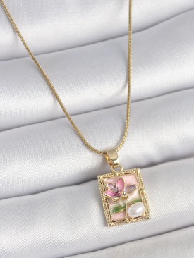 Erb 316L Çelik Gold Renk Pembe Mineli Çiçek İşlemeli İnci Detay Portre Model Kadın Kolye