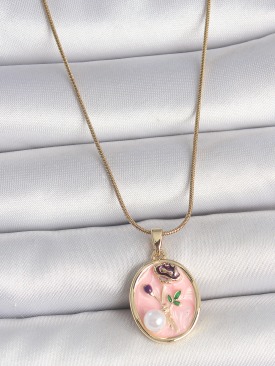 Erb 316L Çelik Gold Renk Zincir Pembe Çiçek İşlemeli İnci Detay Portre Model Kadın Kolye