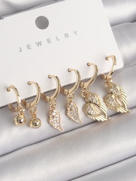 Erb Pirinç Gold Renk Sallantı Zirkon Taşlı Kanat Model Topçuk Detay Kadın Küpe Seti