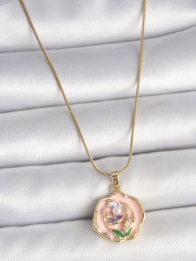 Erb 316L Çelik Gold Renk Zincir Pembe Renkli Çiçek İşlemeli İnci Detay Portre Model Kadın Kolye