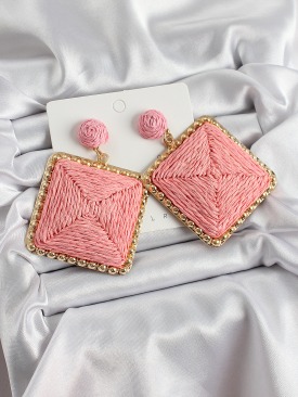 Erb Pembe Kare Figürlü Hasır Örgü Model Gold Renk Kadın Küpe